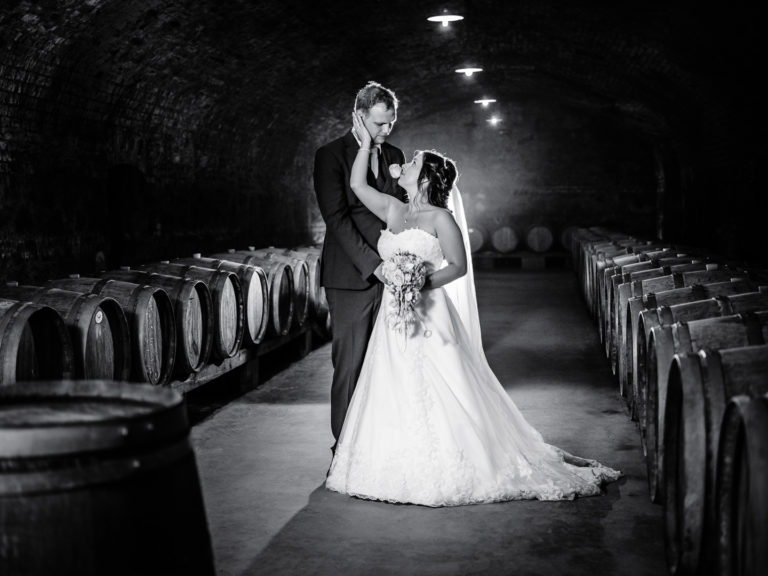 Brautpaarshooting, Weinkeller, Hochzeitsfotograf Weingut Schlossberg, Niederösterreich, Thomas MAGYAR | Fotodesign