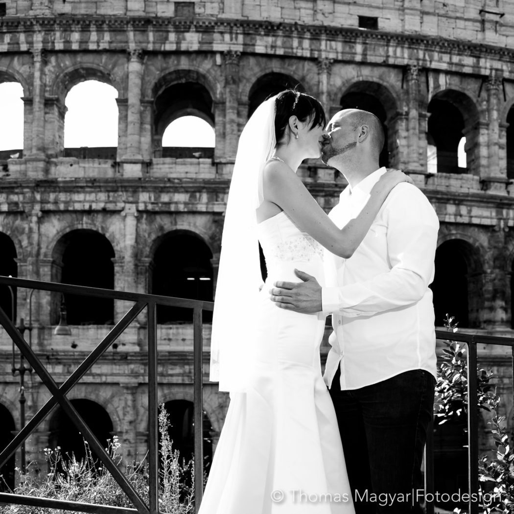 Brautpaar küssend vor dem Kolosseum in Rom
